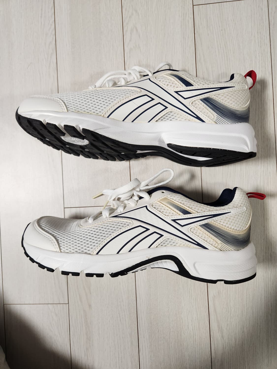 새상품급)리복 런닝화 피한 런4.0 여성운동화 사이즈240

여러 중고사 상품이미지3