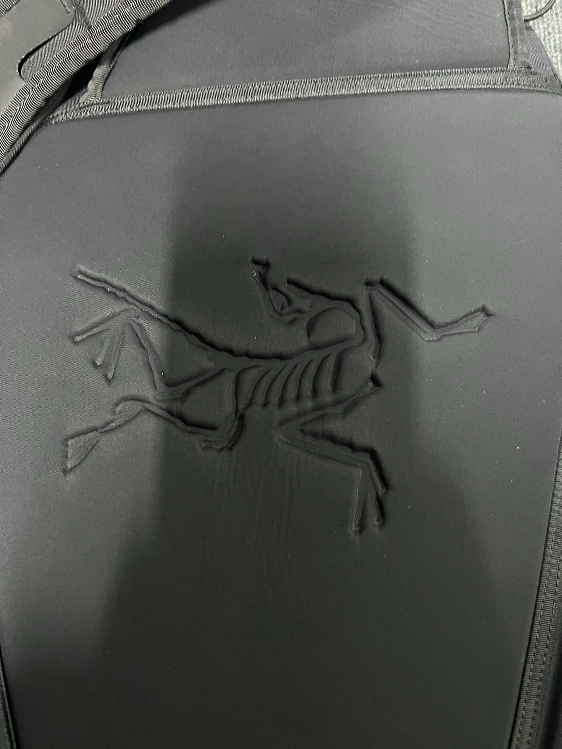 아크테릭스 퀴버 크로스바디 백 블랙 애쉬 상품이미지4