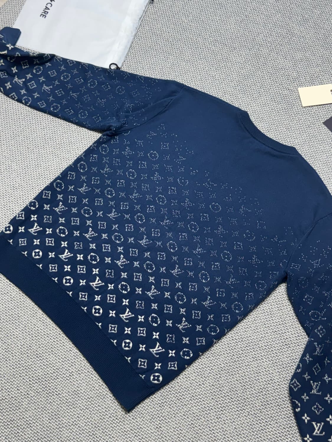 루이비통 그라디언트 모노그램 니트 상품이미지3