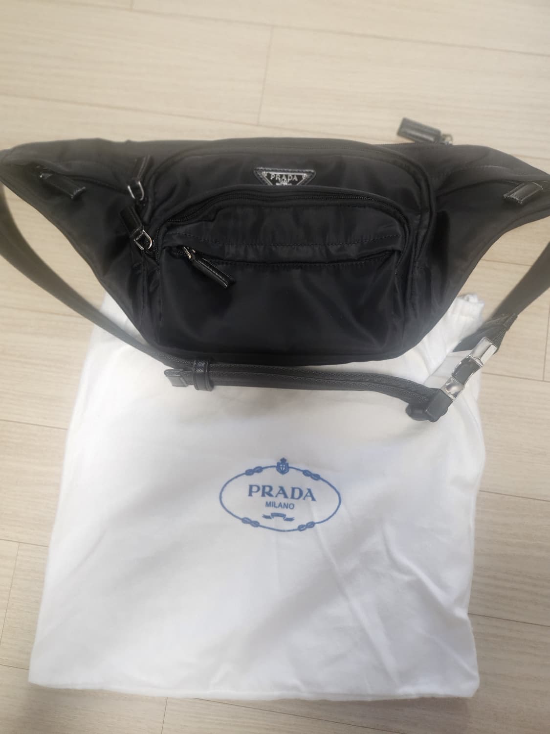 프라다 나일론 바이커백 상품이미지1