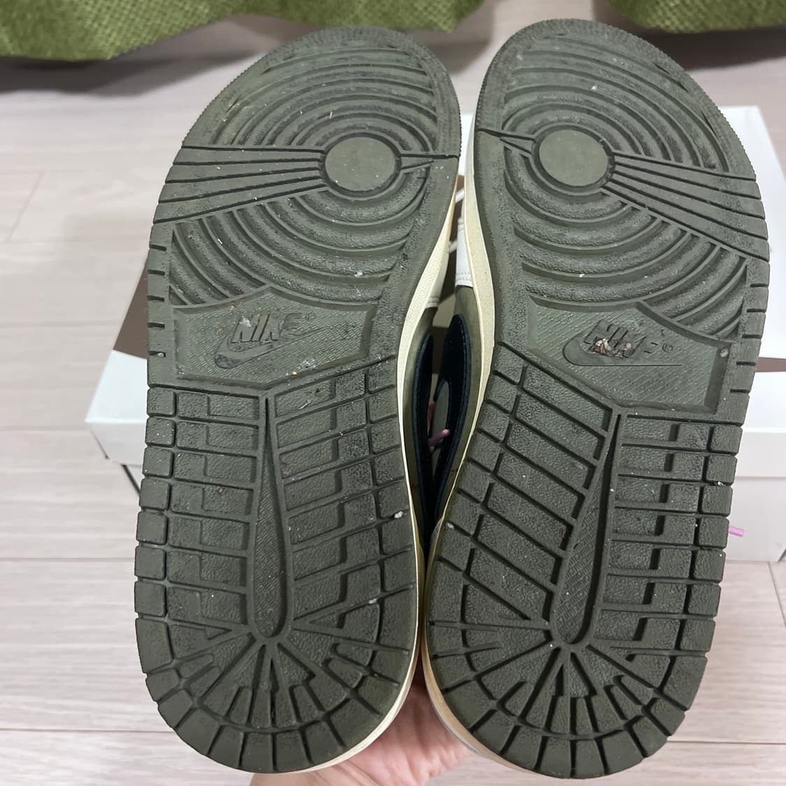 조던 1 x 트래비스 스캇 레트로 로우 OG SP 리버스 올리브 상품이미지4