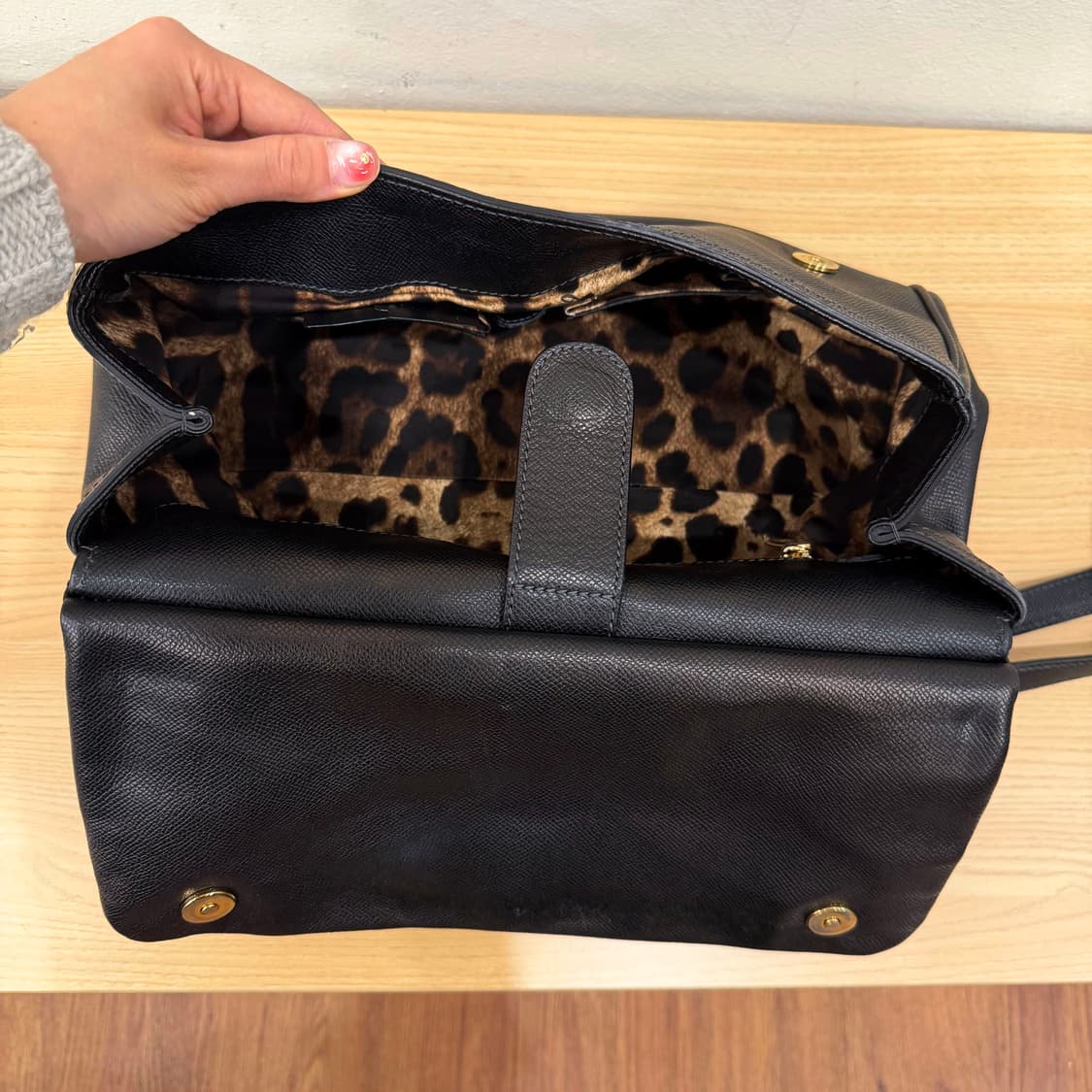 돌체앤가바나 골드 로고 토트백 탑핸들 숄더 스트랩 디테일 블랙 상품이미지8