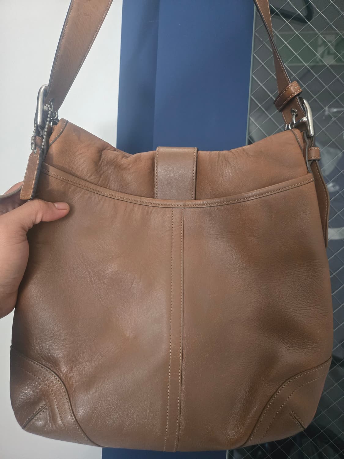 코치 소호 버클 남성 크로스백 브라운 상품이미지2