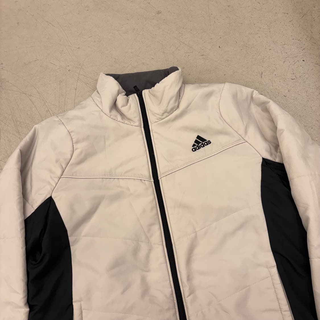 아디다스 스몰로고 투톤 누빔 자켓 상품이미지2