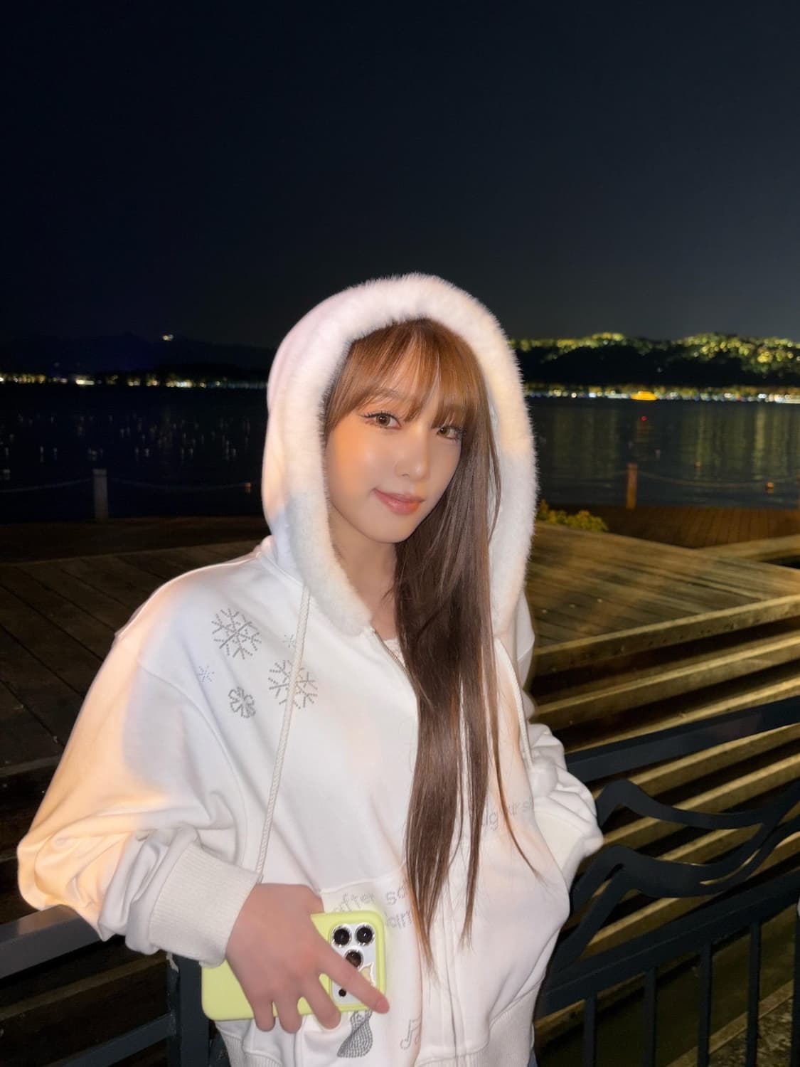 최예나착용 허그유어스킨 핫픽스 퍼 후드집업 상품이미지3