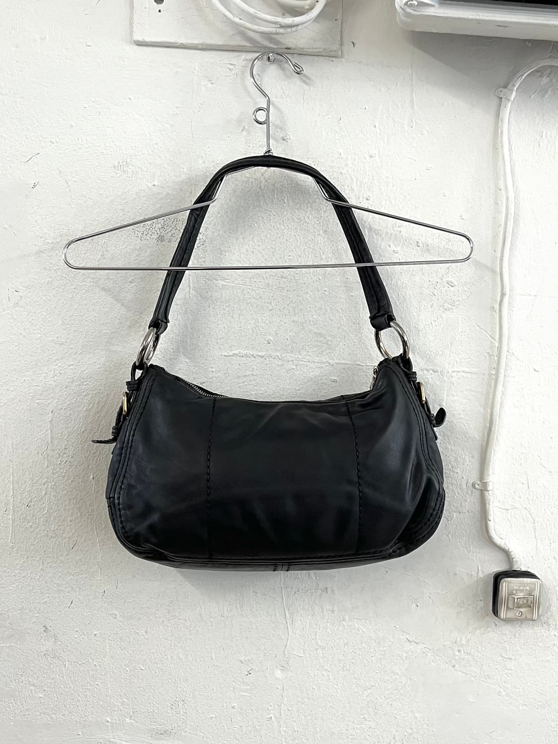 프라다 카프스킨 레더 호보백 상품이미지10