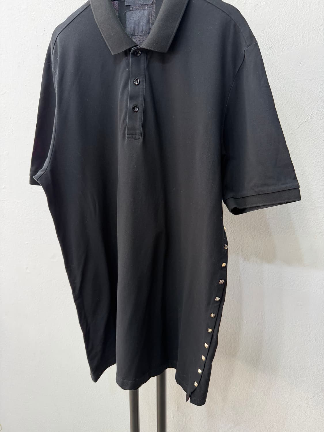 정품) 발렌티노 남성 블랙 스터드 반팔 카라티 XXL 상품이미지3