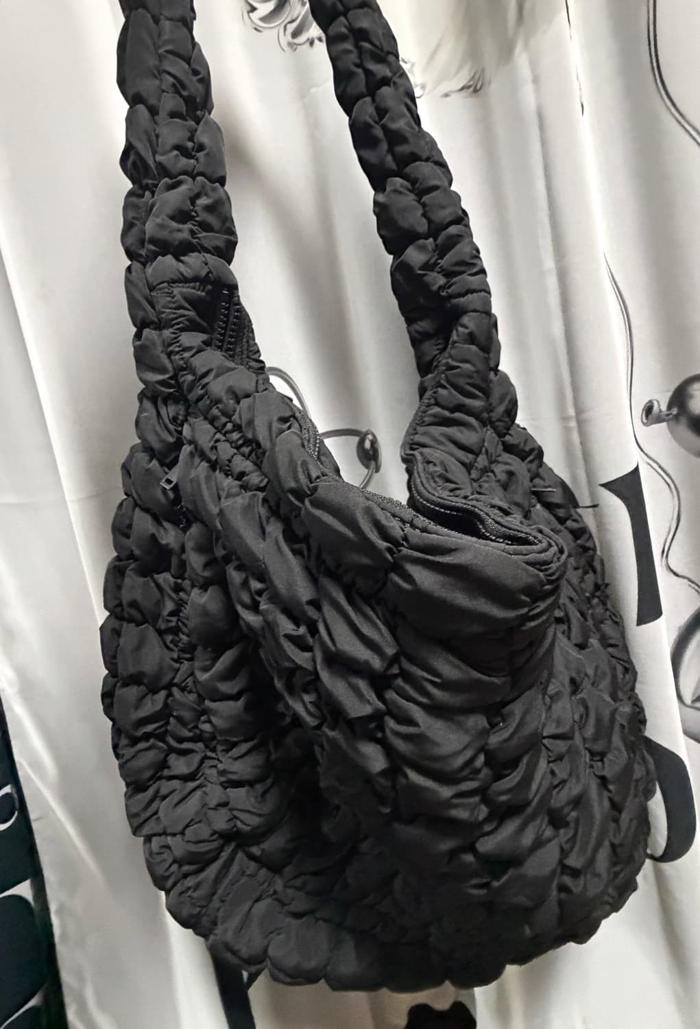 코스 퀼티드 오버사이즈 구름백 블랙 상품이미지3