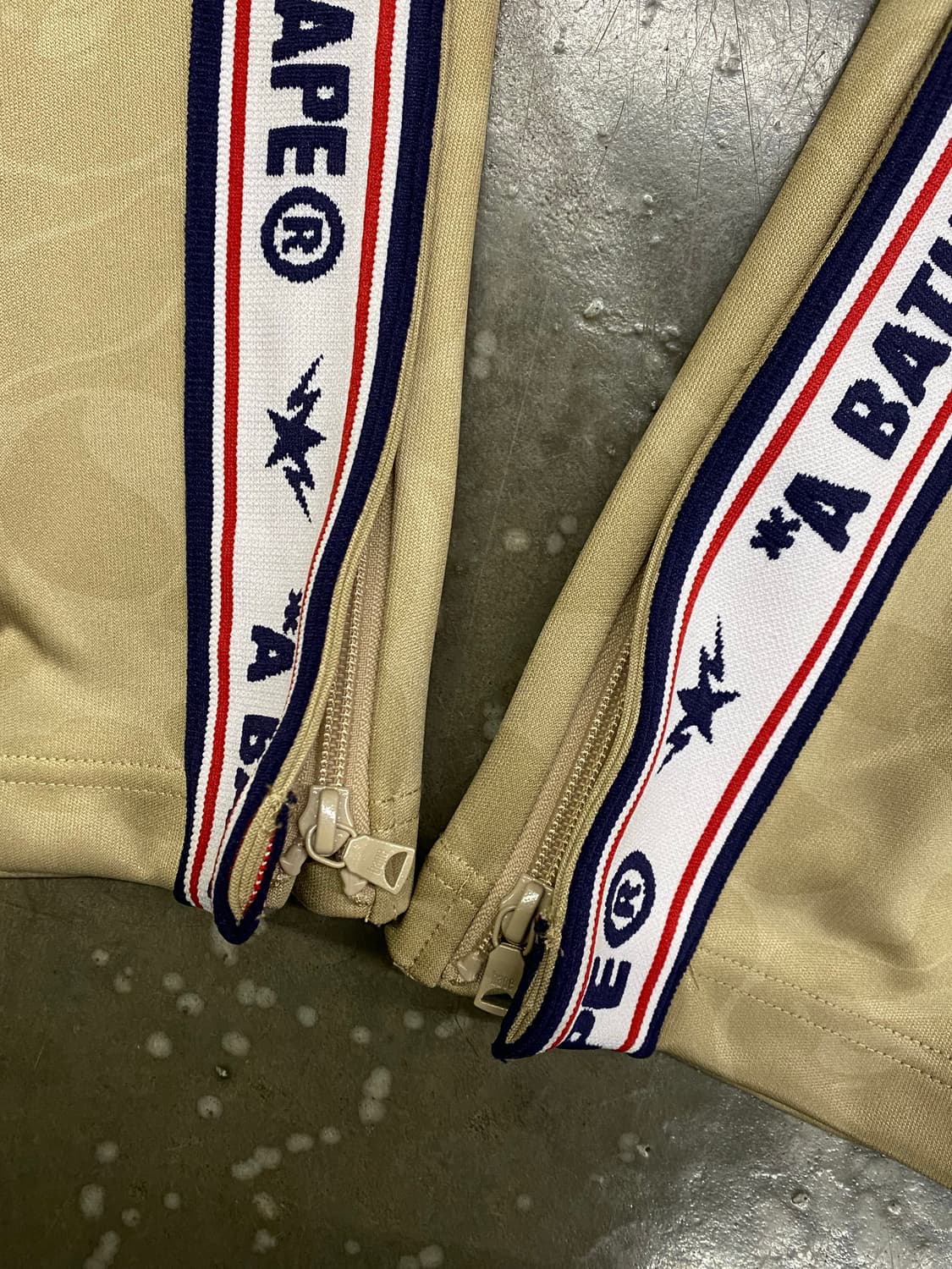 새상품 베이프 솔리드 카모릴렉스핏 팬츠 베이지 상품이미지4