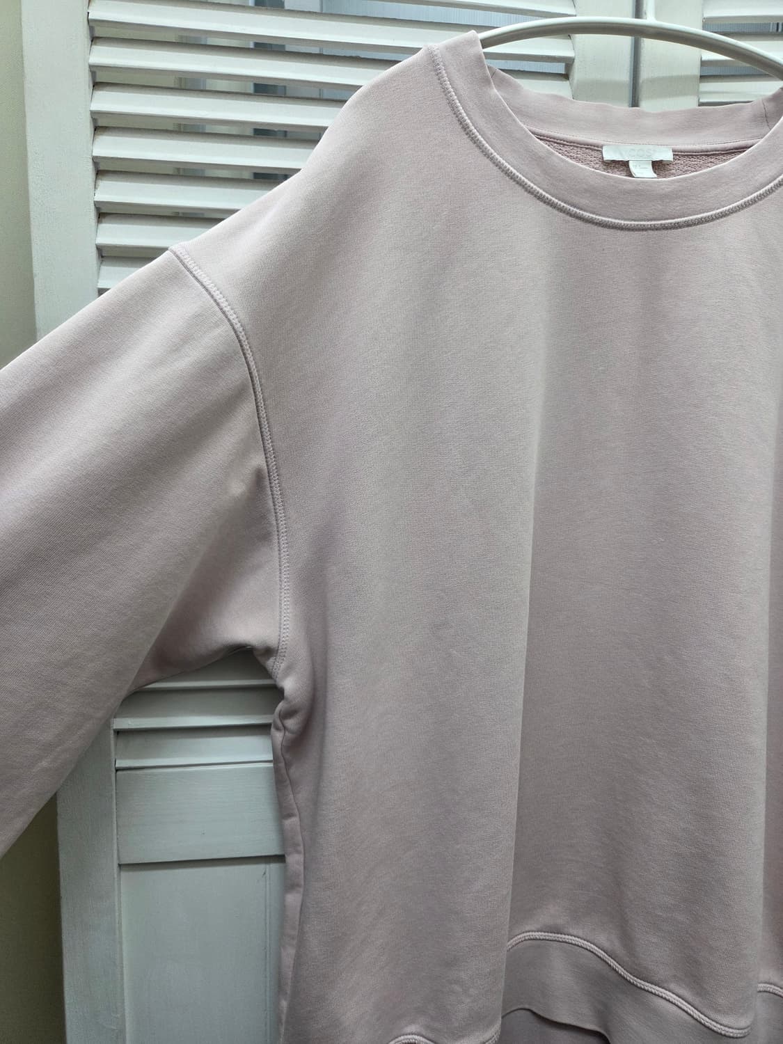 코스 라이트핑크 오버핏 맨투맨 상품이미지3