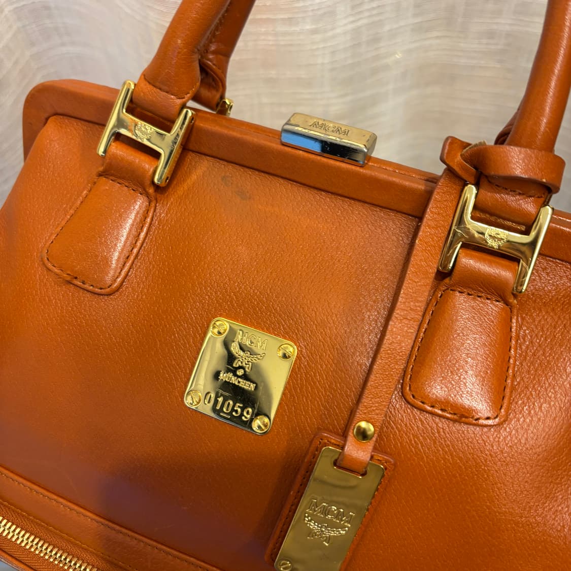 정품 MCM 금장 토트백     상품이미지4