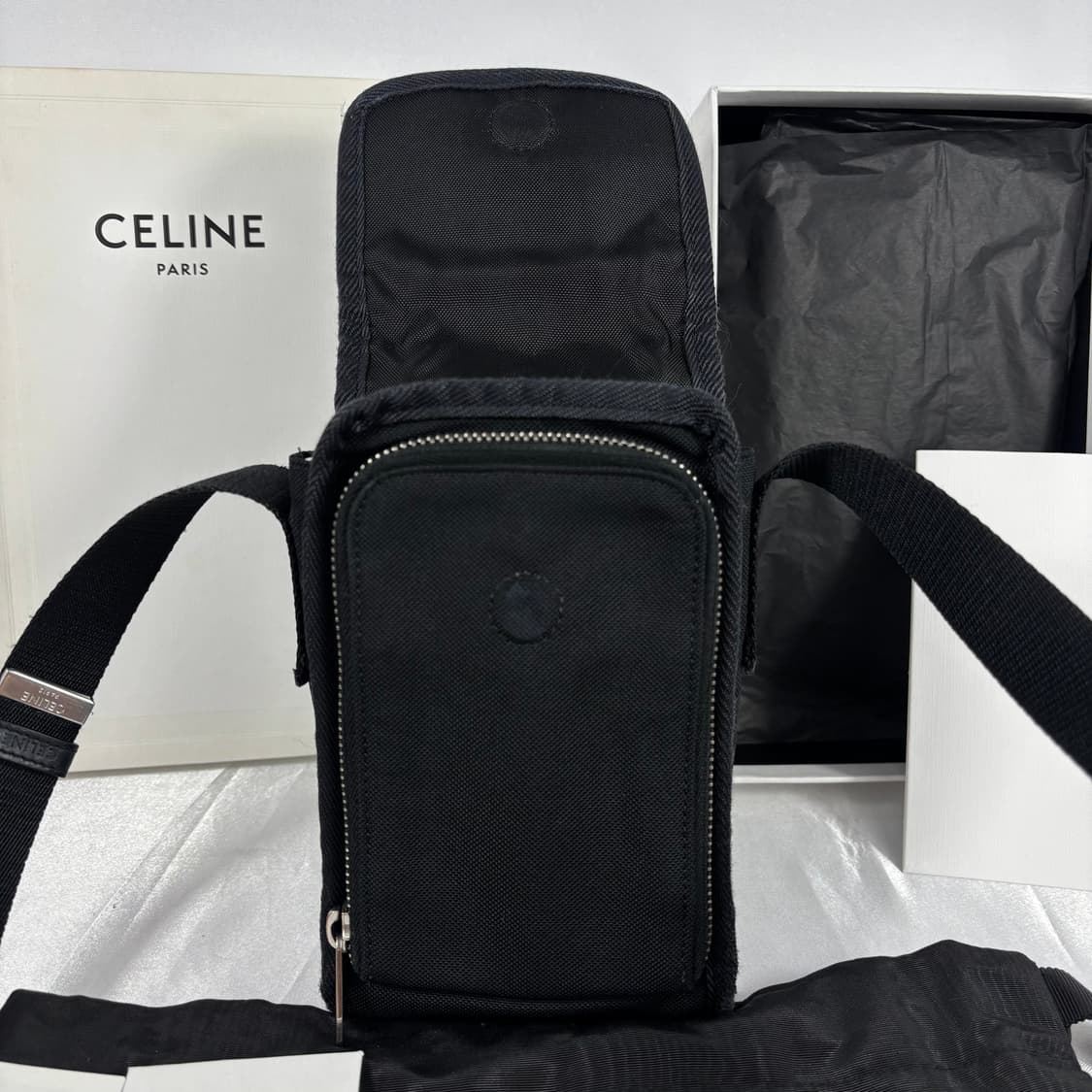 (정품)셀린느 나일론 트레킹 플랩 파우치 폰 크로스백 상품이미지6
