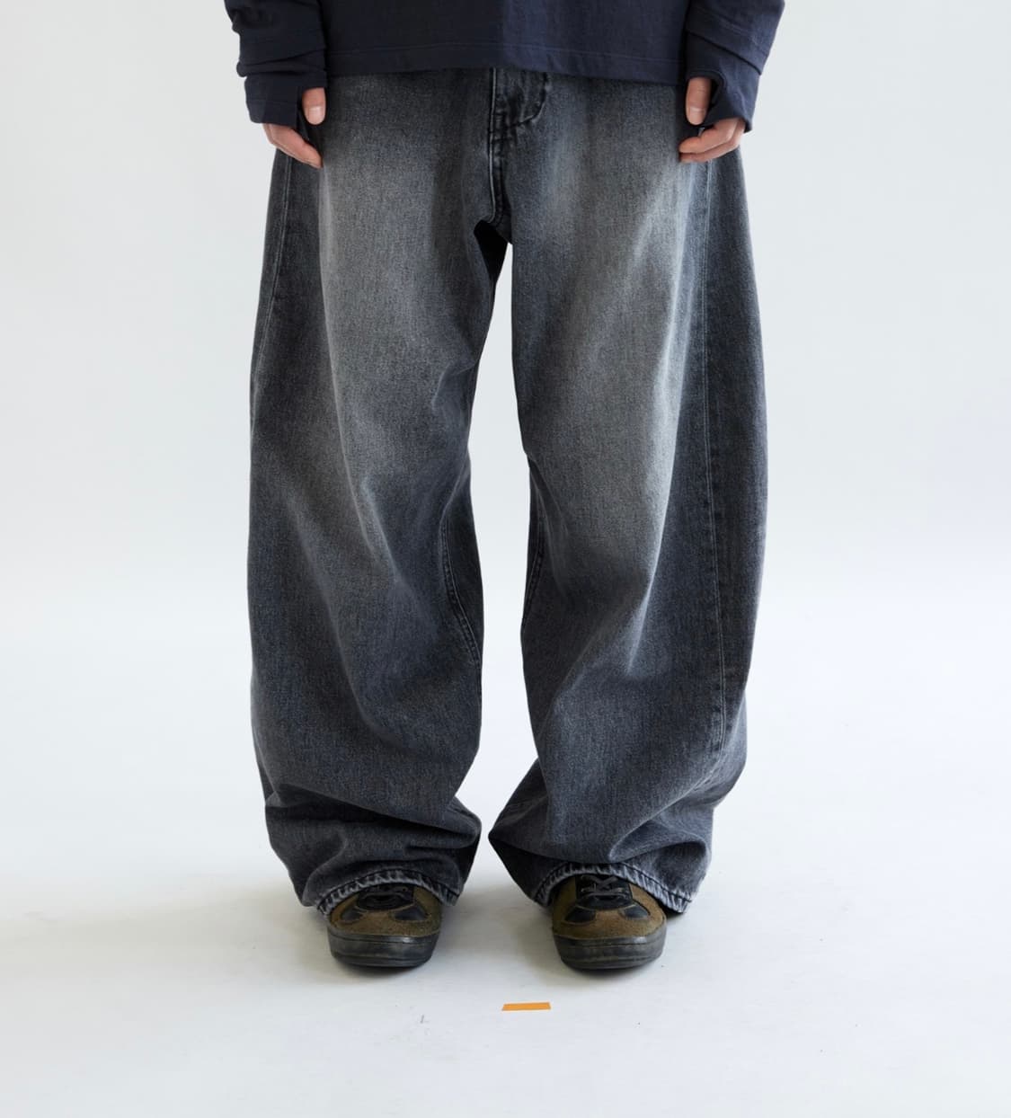 해칭룸 와이드 커브진 (워시드 블랙, 4) 상품이미지1