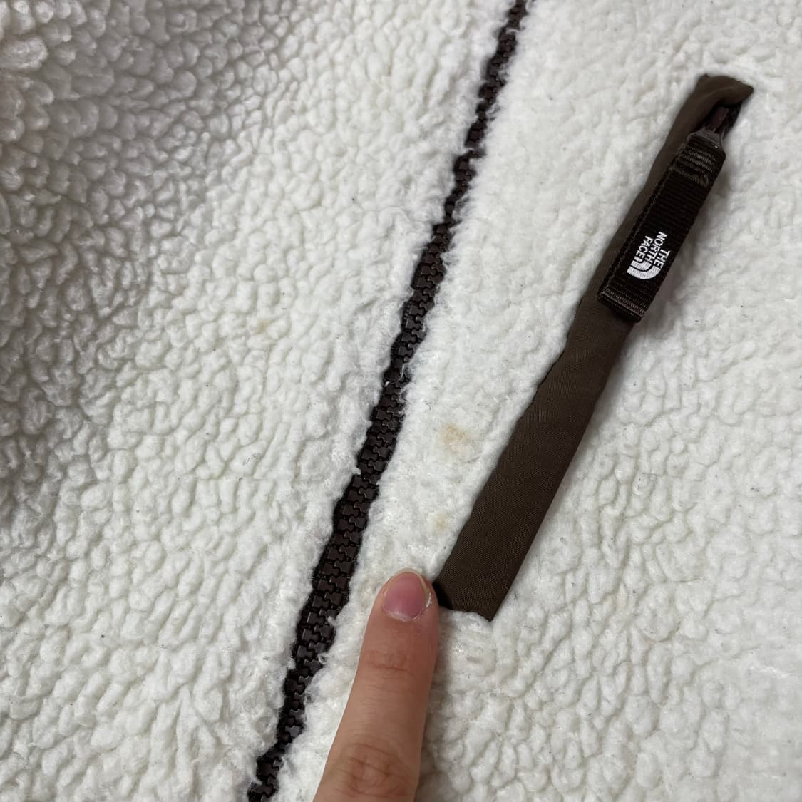 노스페이스 브라운 로고 화이트 뽀글이 플리스 자켓 M 상품이미지5