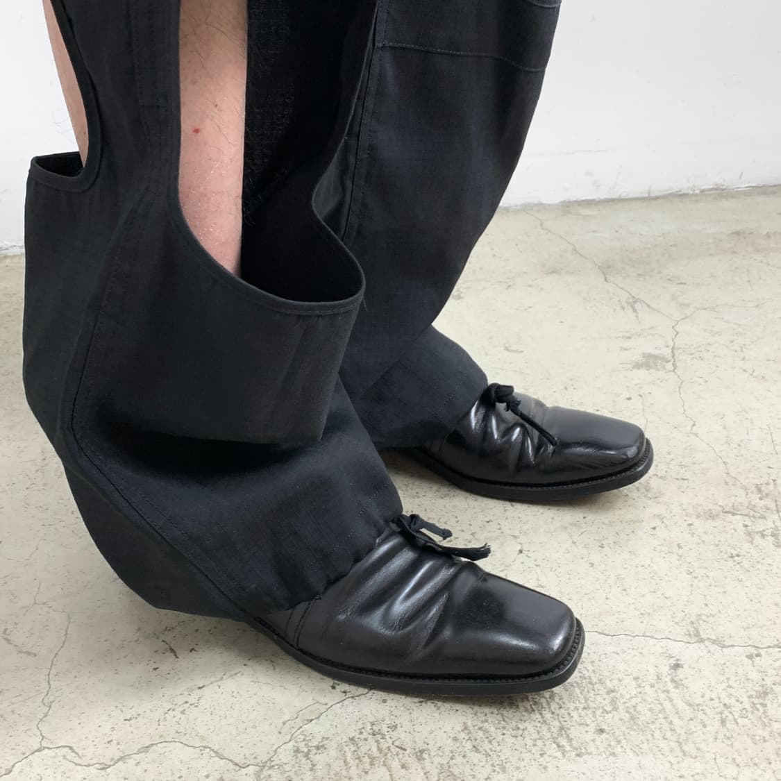 지에다 비대칭 홀 플레어 카고 팬츠 상품이미지3