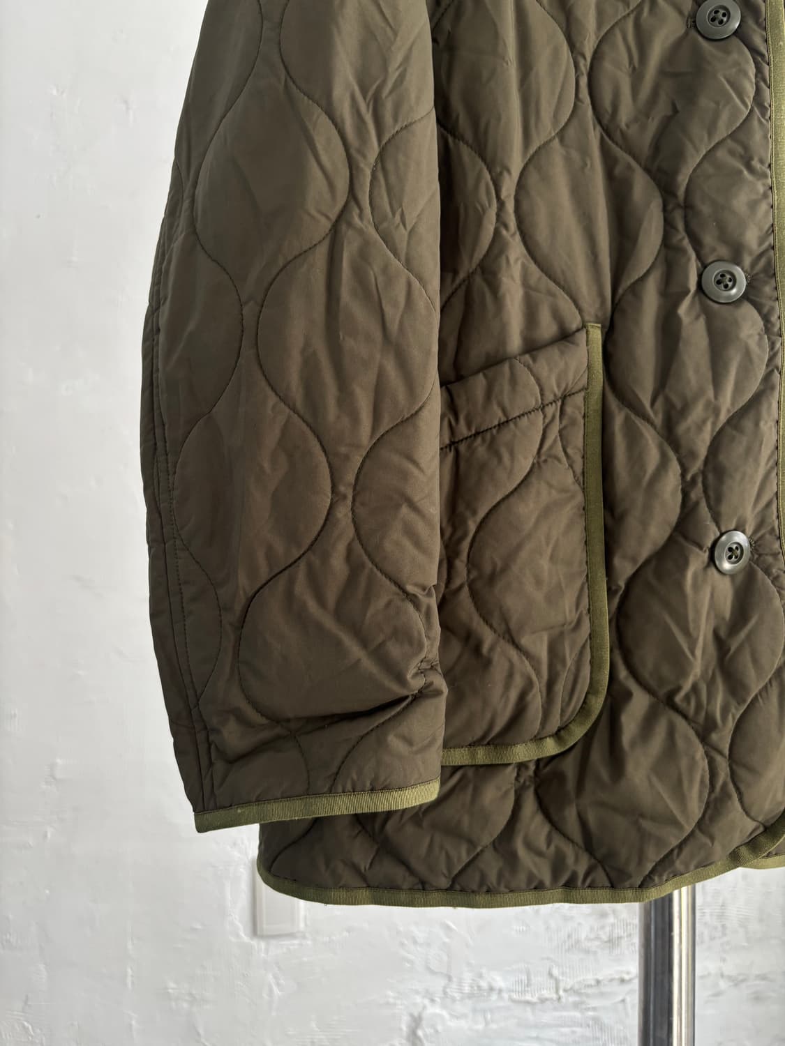 Pilgrim 필그림 카키 퀄팅 논카라 자켓  상품이미지4