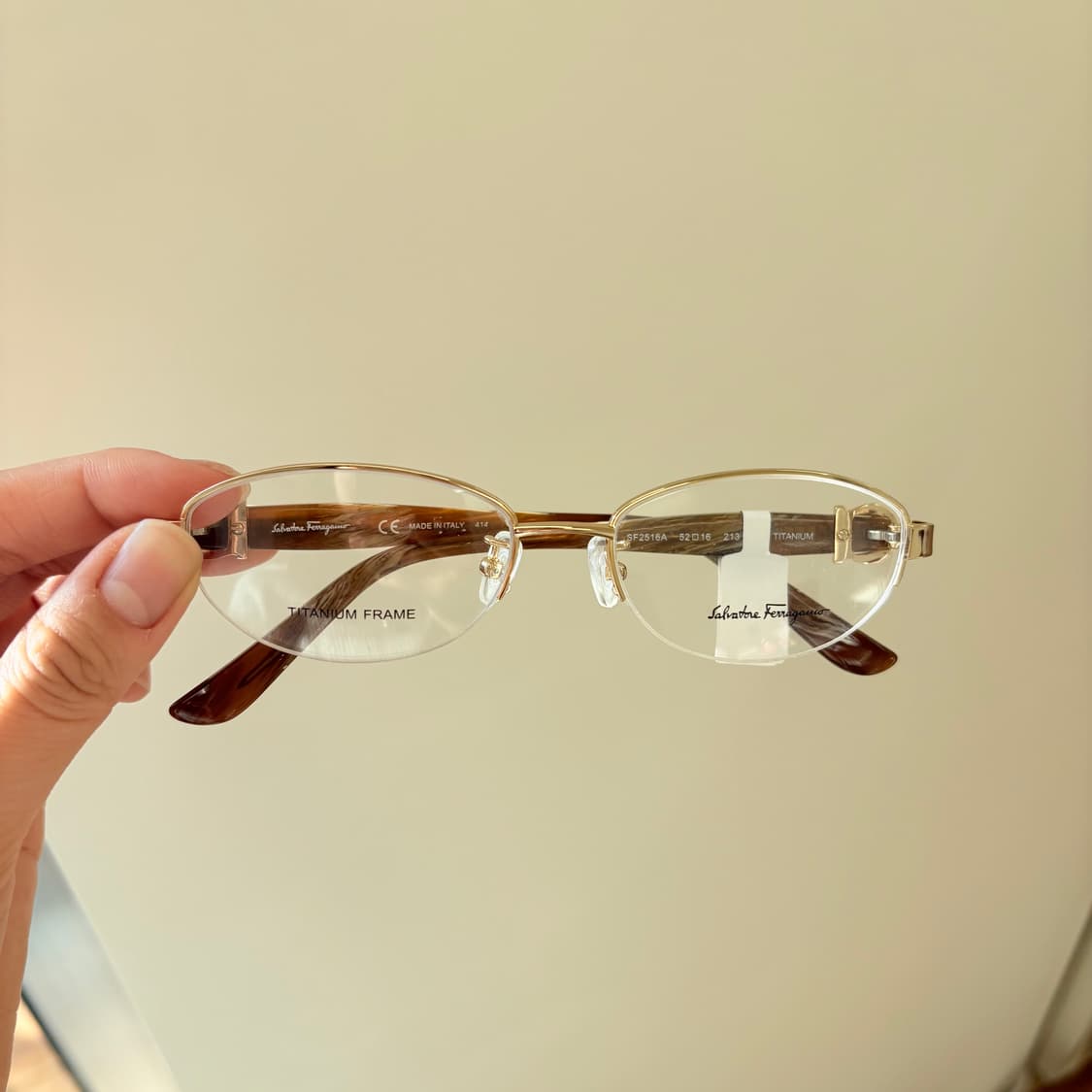 페레가모 골드 오벌형 반무테 상품이미지3