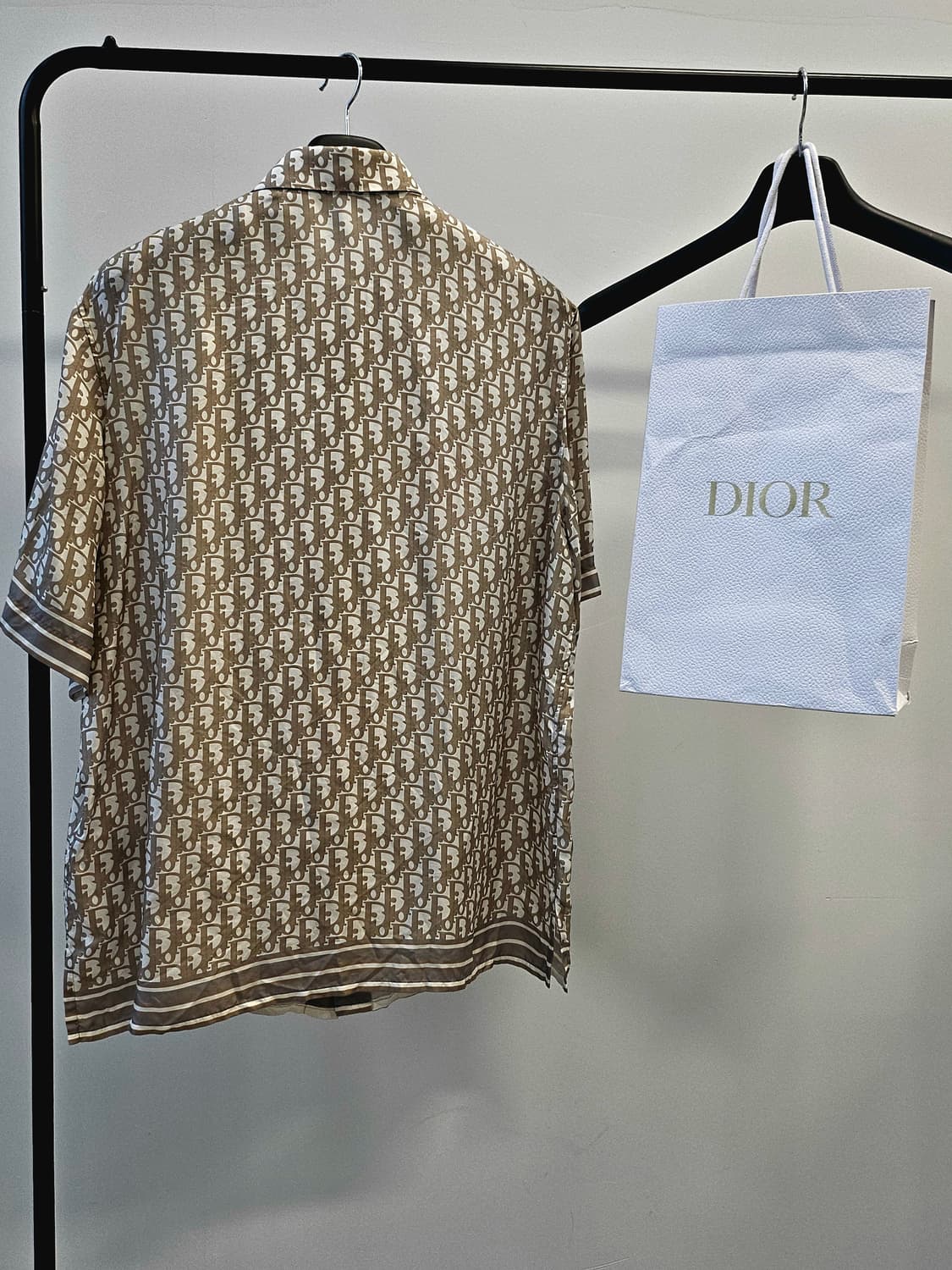 디올 오블리크 실크 반팔 셔츠
사이즈 41 / 사용감 적음
 상품이미지2