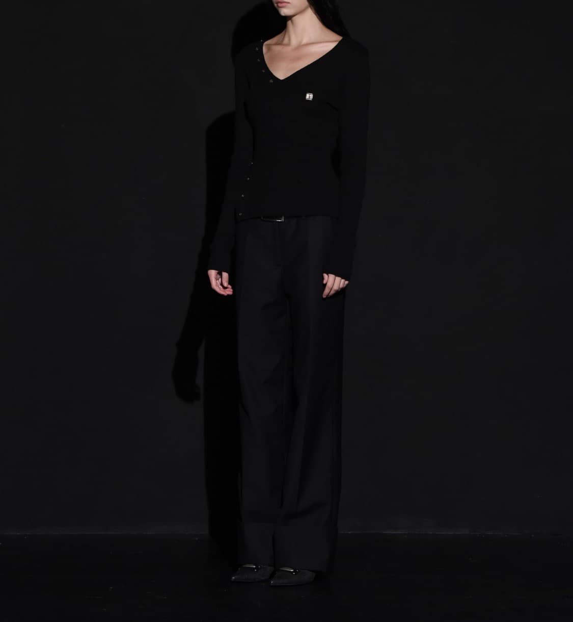 보헤미안서울 버튼 브이넥 슬릿 니트 블랙 상품이미지4