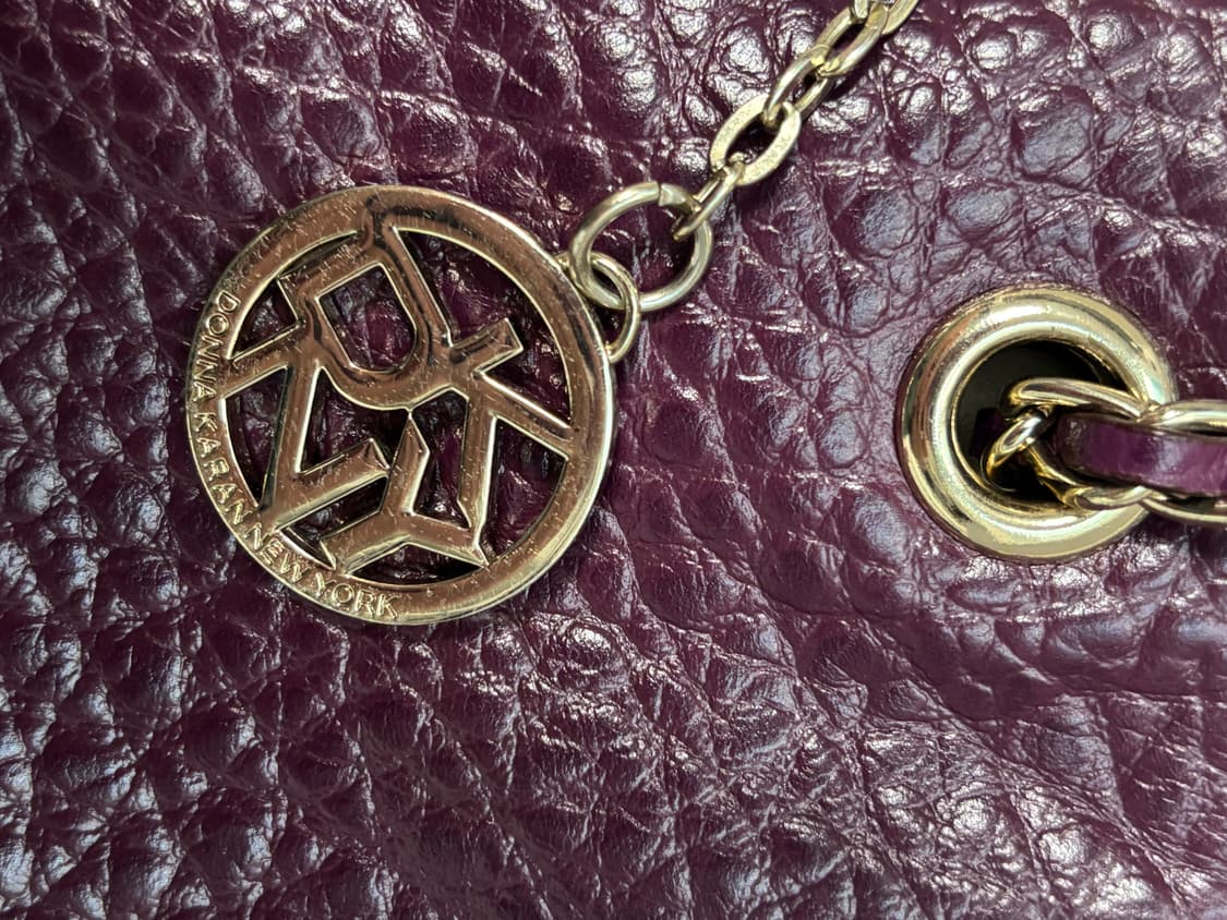 💜 DKNY 플럼 컬러 레더 체인 숄더백 · 거의 새상품 상품이미지2
