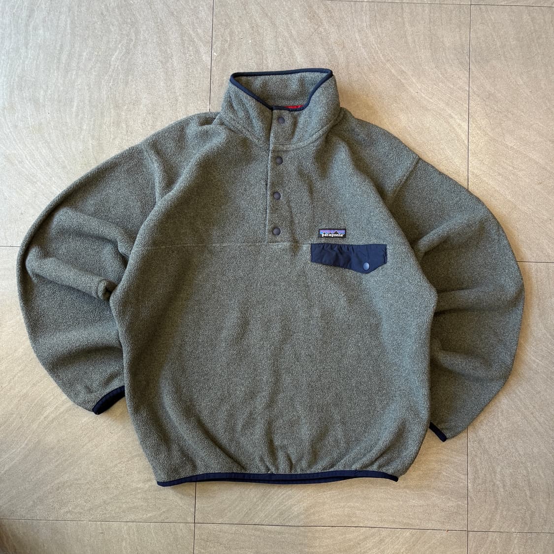 파타고니아 정품 신칠라 그레이 스냅티 상품이미지1