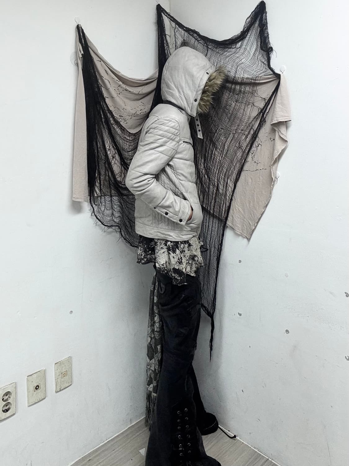 [HIDEAWAYS Nicole]VKEI Grey Leather Down 상품이미지3