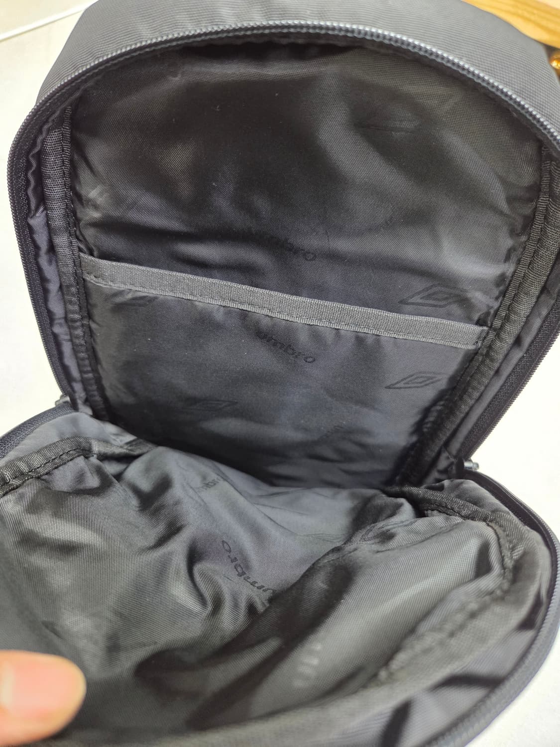 엄브로 슬링백  상품이미지3