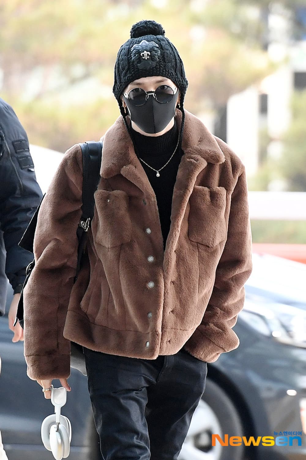 생로랑 23 F/W Faux Fur 트러커 자켓 판매 합니다. 상품이미지4
