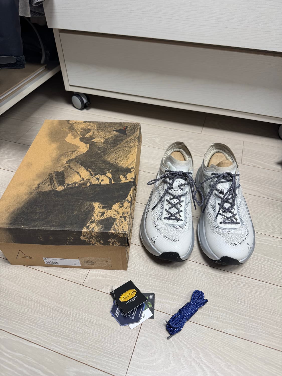 26ss 로아 셀라 라이트 화이트 42사이즈  상품이미지1