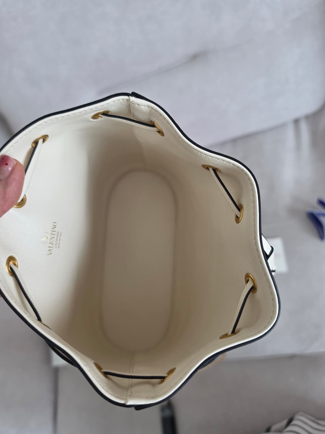 발렌티노 V로고 미니 버킷백 아이보리 풀구성 (무신사 부티크 구매) 상품이미지7