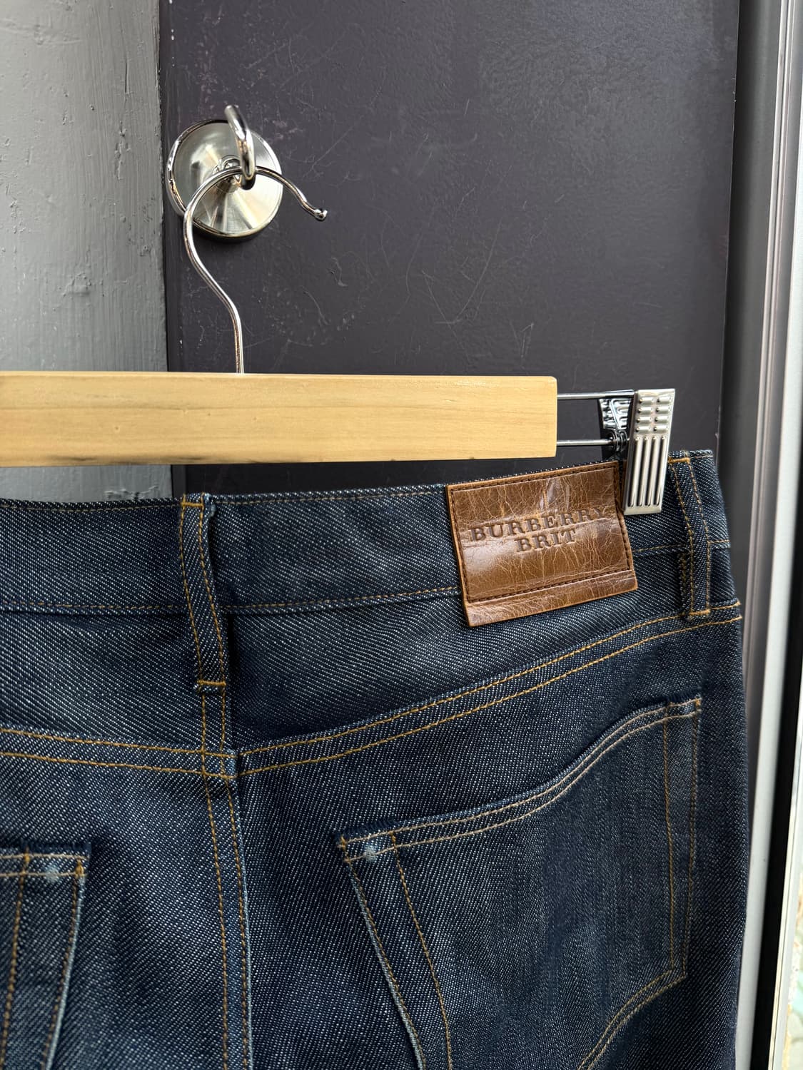 32/ 버버리 브릿 레더 백패치 스탠다드 데님팬츠 상품이미지9