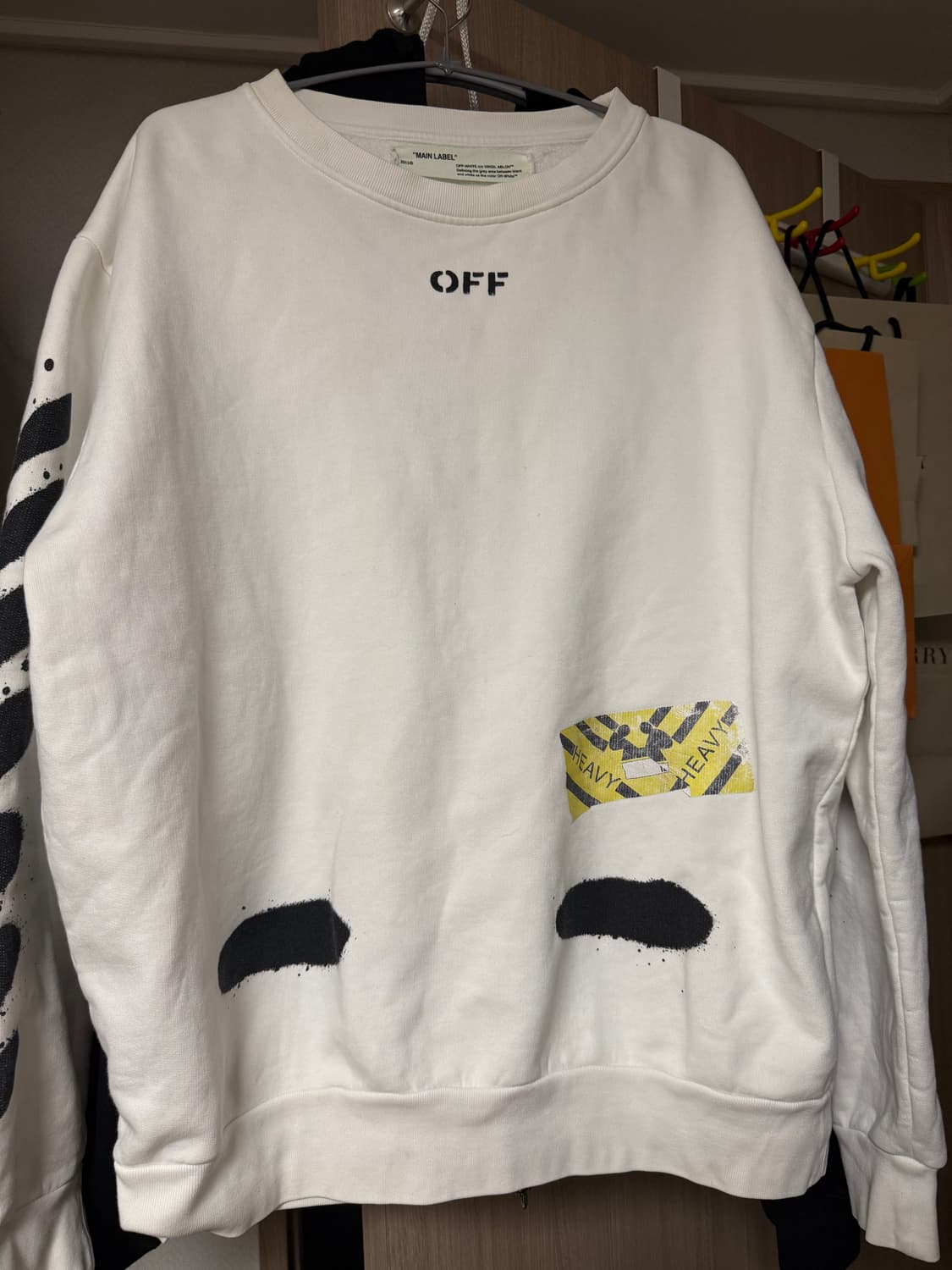 오프화이트 맨투맨 상품이미지1