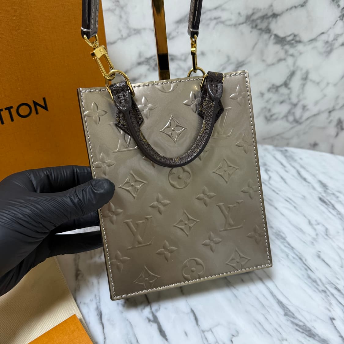 루이비통 모노그램 베르니 쁘띠 삭 플라 토트백 크로스백 상품이미지2