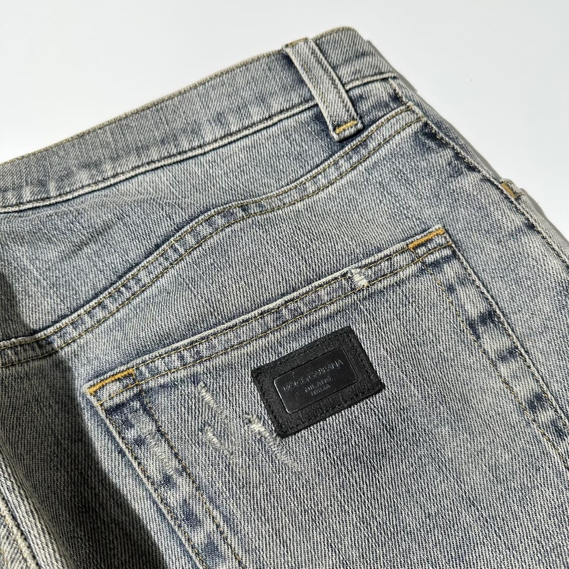 돌체 앤 가바나 메탈 플레이트 워시드 데님 팬츠 상품이미지5