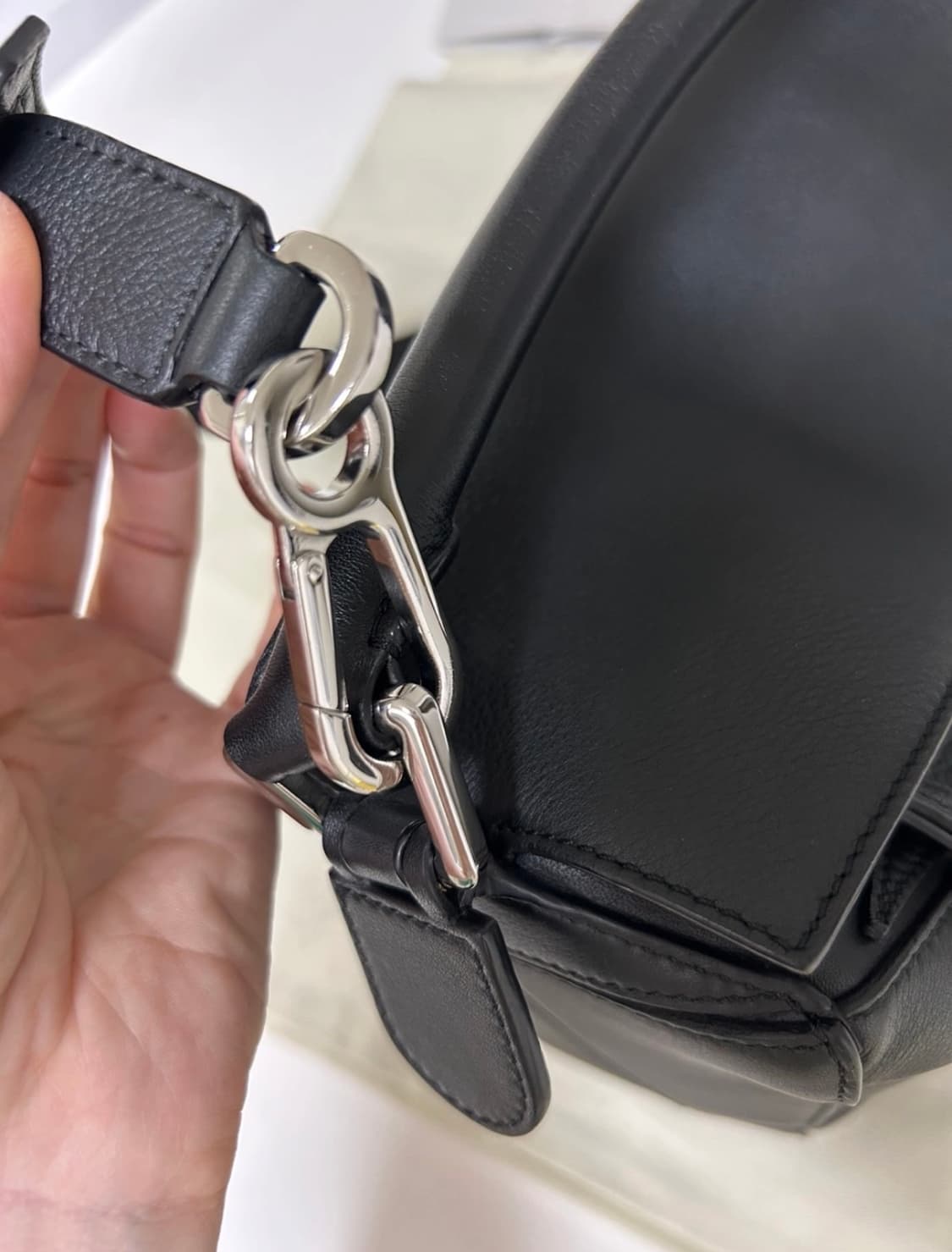 로에베 퍼즐백 미듐 블랙 상품이미지5