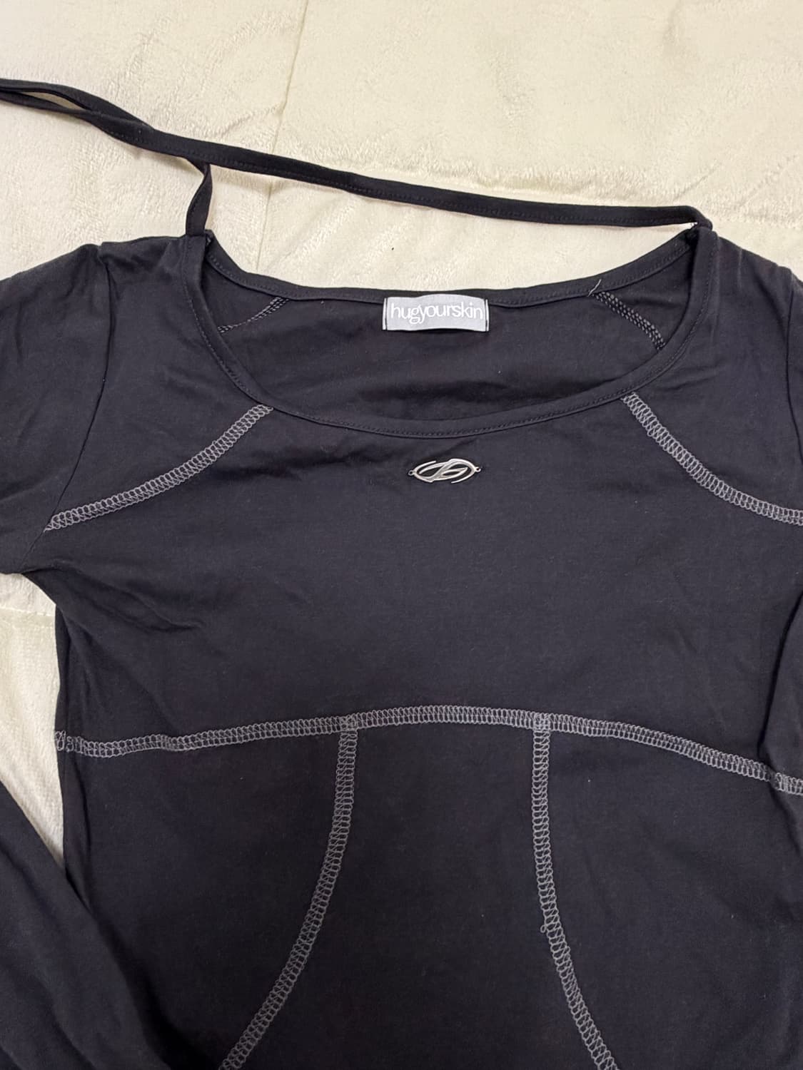 허그유어스킨 메탈로고 스카프 탑 챠콜 상품이미지5