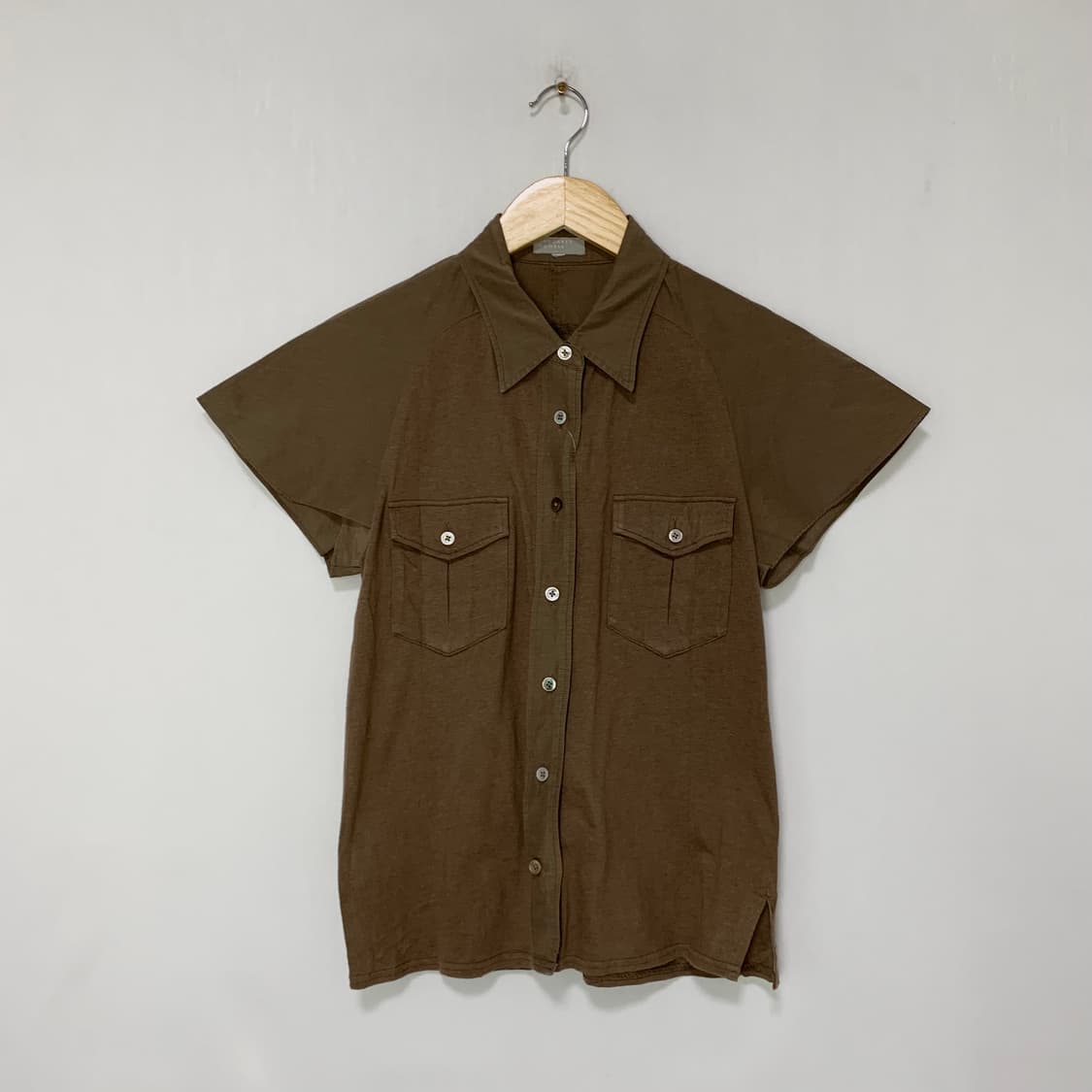 마가렛호웰 포켓 버튼 슬림핏 레글런 반팔 여성셔츠 브라운 빈티지 상품이미지1