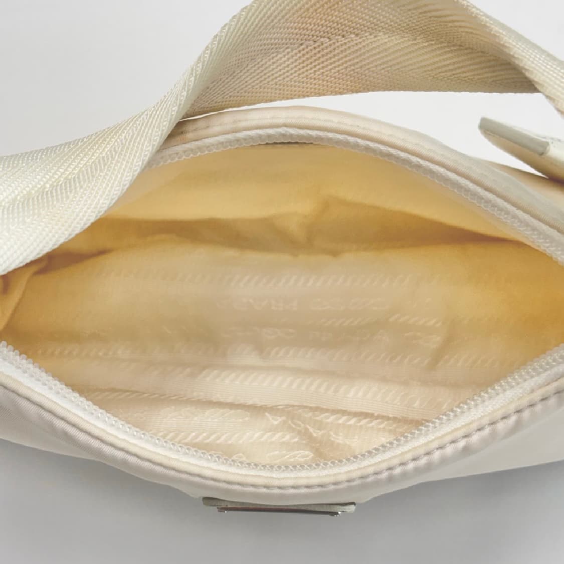 프라다 리에디션 포코노 리나일론 호보 숄더백 상품이미지4