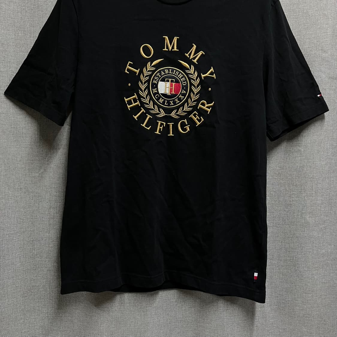 [XL] 타미힐피거 골드 자수 로고 반팔 티셔츠 상품이미지3