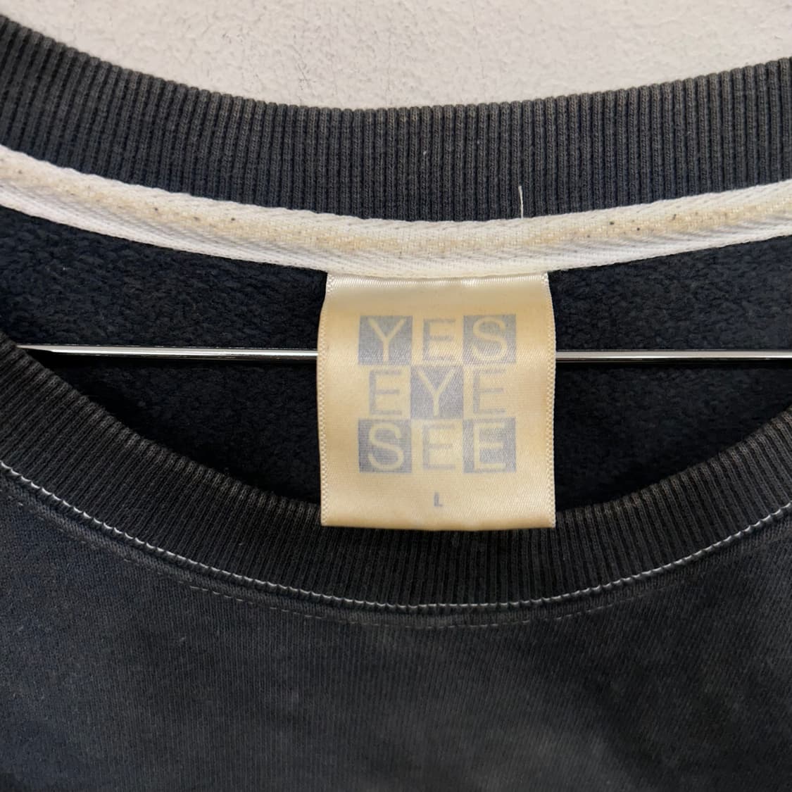 예스아이씨 스몰로고 나염 피그먼트 오버핏 맨투맨 상품이미지3