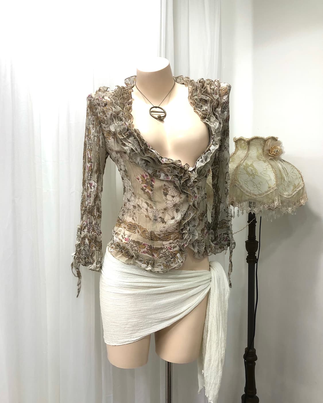 beige asymmetric frill floral blouse  상품이미지1