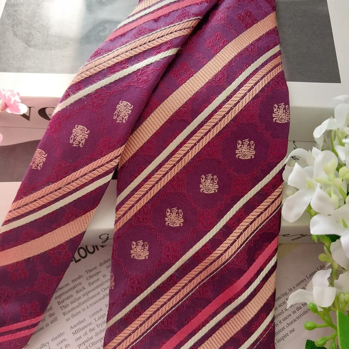 아쿠아스큐텀 실크 스트라이프&엠블럼 넥타이 9cm A+등급 K1539
 상품이미지2