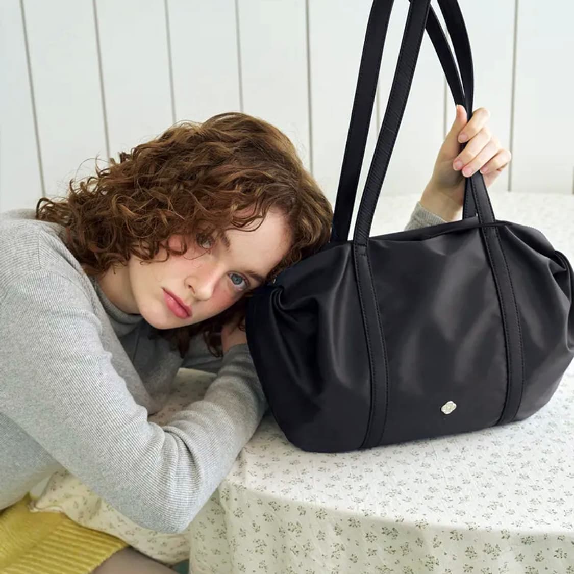 히어리(HEEARI) 오로라 셔링 더플백 블랙 새상품 상품이미지1