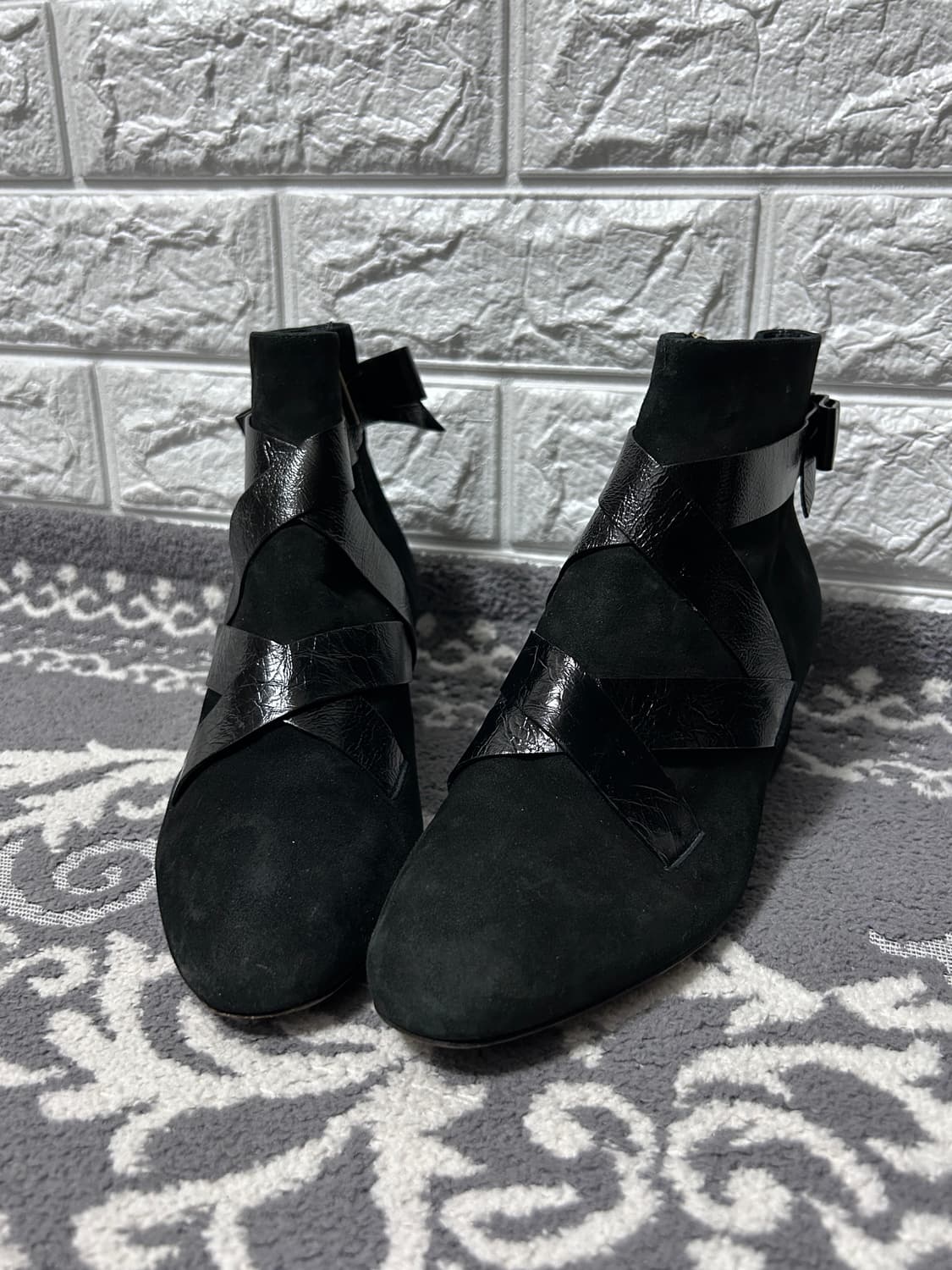 지미추 크랙 스트랩 스웨이드 앵클 부츠 상품이미지2