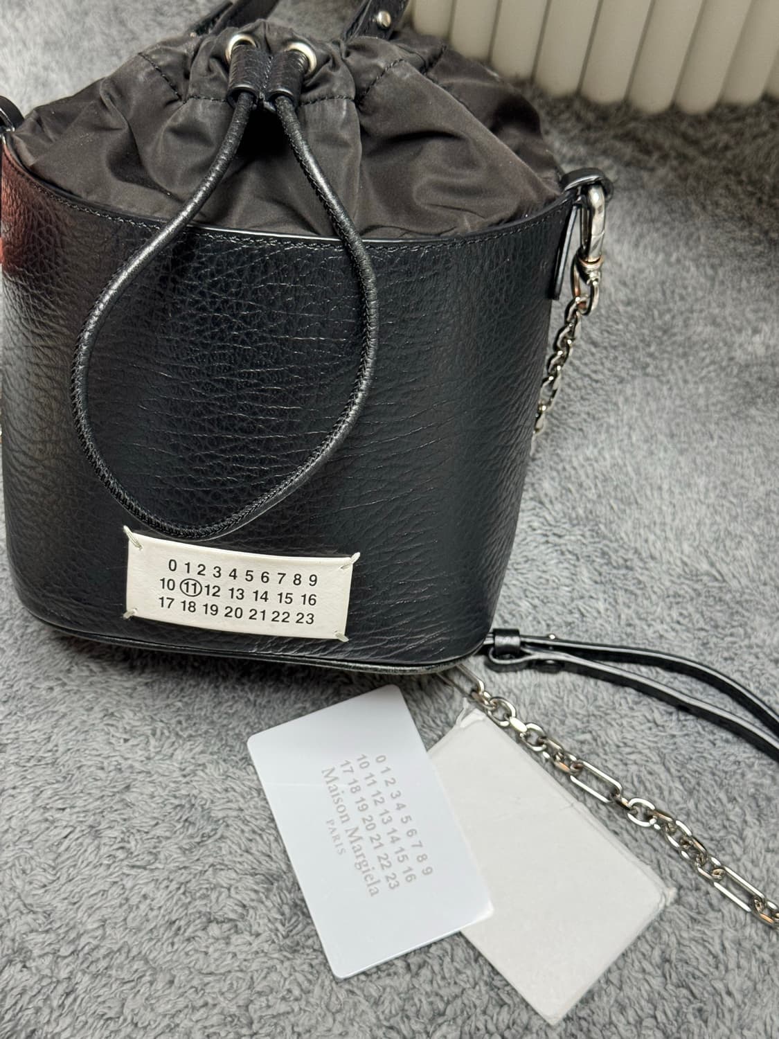 메종 마르지엘라 5AC 스몰 블랙 레더 버킷백 상품이미지6