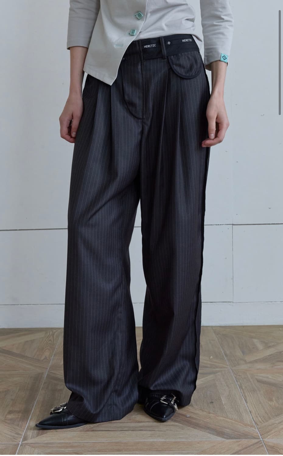 헤레틱 스트라이프 팬츠 차콜 상품이미지2