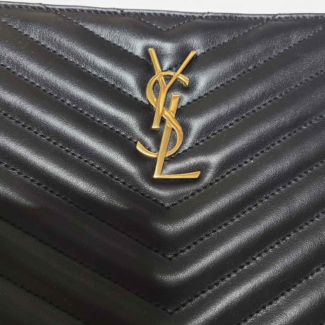 생로랑 마틀라세 클러치백 파우치 골드 모노그램 블랙 상품이미지3