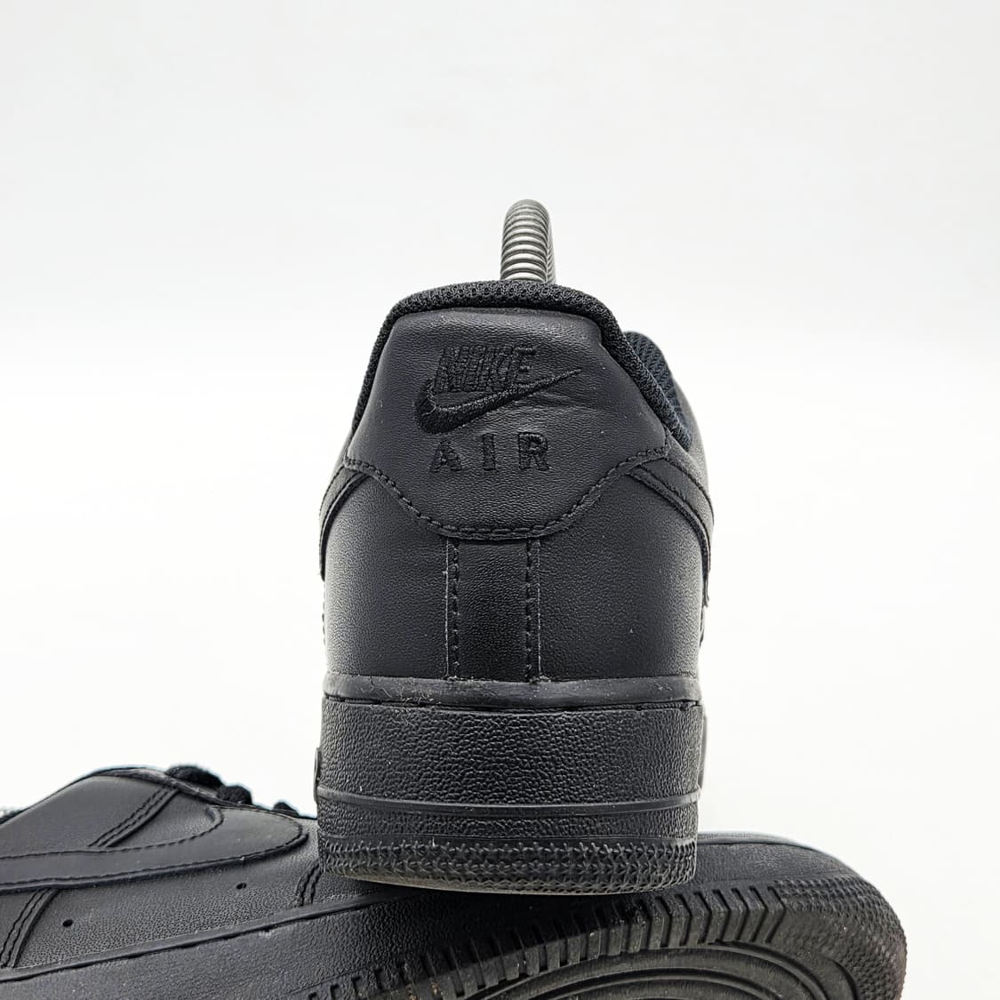나이키 에어포스 1 '07 로우 트리플 블랙 (250) 상품이미지2