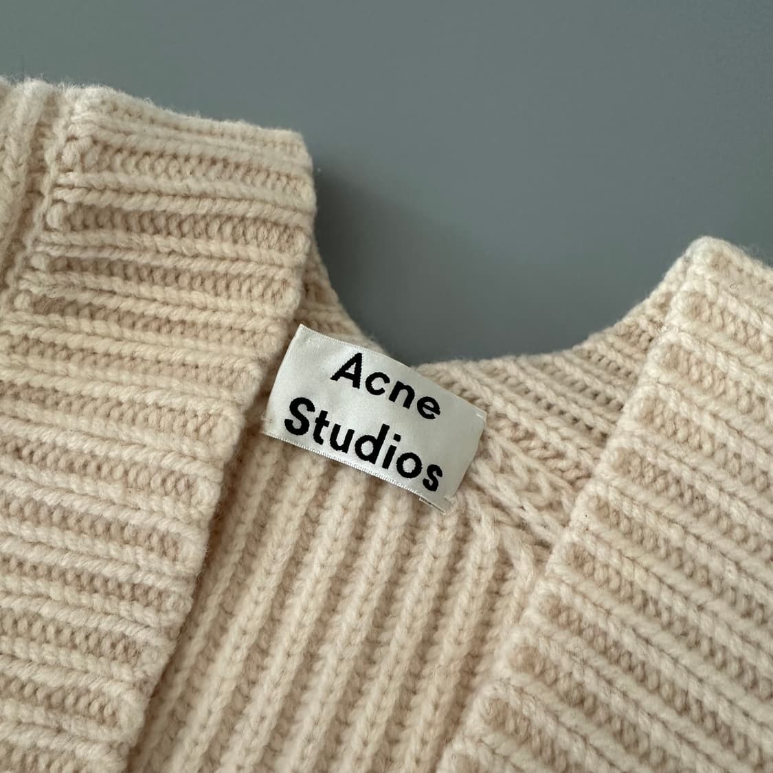 아크네스튜디오 acne studios 브이넥 니트 스웨터 상품이미지6