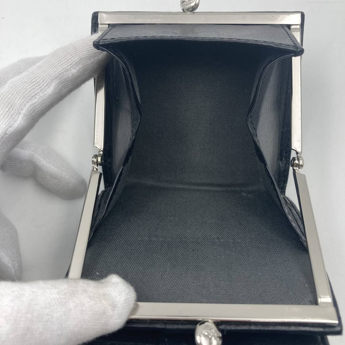 비비안 웨스트우드 가죽 엠보싱 패턴 지갑 상품이미지7